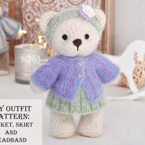 Puede incluir: Un oso de peluche tejido con una chaqueta morada, una falda verde y una diadema verde con una flor blanca. El texto en la imagen dice: "TOY OUTFIT PATTERN: JACKET, SKIRT AND HEADBAND English Pattern."