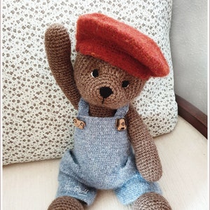Modello all'uncinetto per orsacchiotto, modello amigurumi e modello di abbigliamento per giocattoli: salopette e basco.