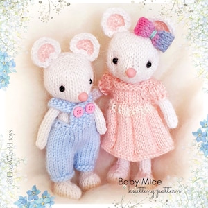 Puede incluir: Dos ratones de bebé tejidos, uno con un mono azul y el otro con un vestido rosa. Los ratones se toman de la mano y tienen ojos negros y narices rosas. El pie de foto dice "Baby Mice knitting pattern".