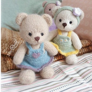 Modello di maglia per orsetto di peluche e vestito di peluche: vestito e fascia per capelli.
