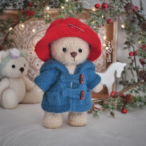 Modello di maglia per vestiti giocattolo, vestito da orsacchiotto in amigurumi. Cappotto e cappello.