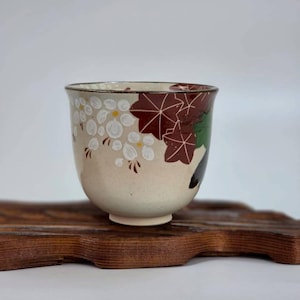 Taza de té japonesa pintada a mano / Yunomi floral de arce