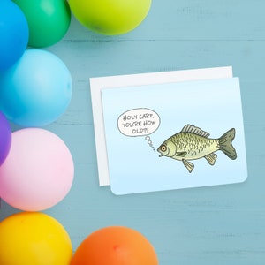 Holy Carp You’re How Old - Carte d’anniversaire drôle - Carte d’anniversaire - Cartes drôles - Carte de poisson drôle - Carte de poisson - Carte de pêche - Pêche - Carpe