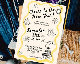 Könnte beinhalten: Eine Einladung zur Silvesterparty mit cremefarbenem Hintergrund und gelbem Rand. Der Text "Cheers to the New Year!" ist in schwarzer Schrift geschrieben, zusammen mit Datum, Uhrzeit und Ort. Festliche Illustrationen von Feuerwerk und einer Discokugel sind enthalten.