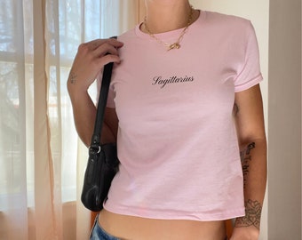 Retro Sagitario bebé camiseta Y2K Zodiac Crop Top Baby Tee Y2K Baby Tee, Astrología Sagitario Camiseta, Zodiac Camisa Coqueta Estética