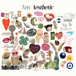 Puede incluir: Un collage de varios objetos estéticos, que incluyen una pegatina en forma de corazón con el texto "How Lucky Are We?", un encendedor dorado, una botella de Yakult, una botella de Coca-Cola y una bola 8 en blanco y negro. El texto "New Aesthetic" está en la parte superior.