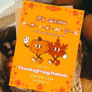 Può includere: Un invito arancione per un potluck del Ringraziamento con la frase "IT'S GIVING FRIENDS" in bianco. La carta presenta zucche e foglie dei cartoni animati, con il testo "Thanksgiving Potluck" e la data e l'ora.