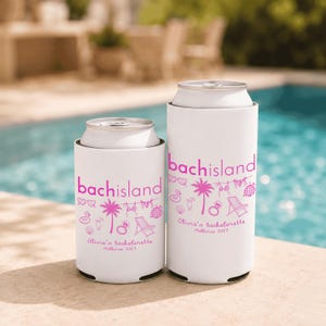 Peut inclure: Deux refroidisseurs de canettes en mousse blanche avec le texte rose "bachisland" et "Olivia's Bachelorette Mallorca 2017" accompagnés d'icônes graphiques d'un palmier, de lunettes, d'un flamant rose, d'une bague, d'une boule à facettes et d'un bikini.