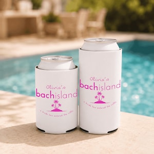 Puede incluir: Dos enfriadores de latas de espuma blanca de diferentes alturas, cada uno con el texto rosa Olivia's bachisland y un gráfico de palmeras sobre la frase a bride has entered the villa, diseñados para sostener latas de bebidas estándar y delgadas.