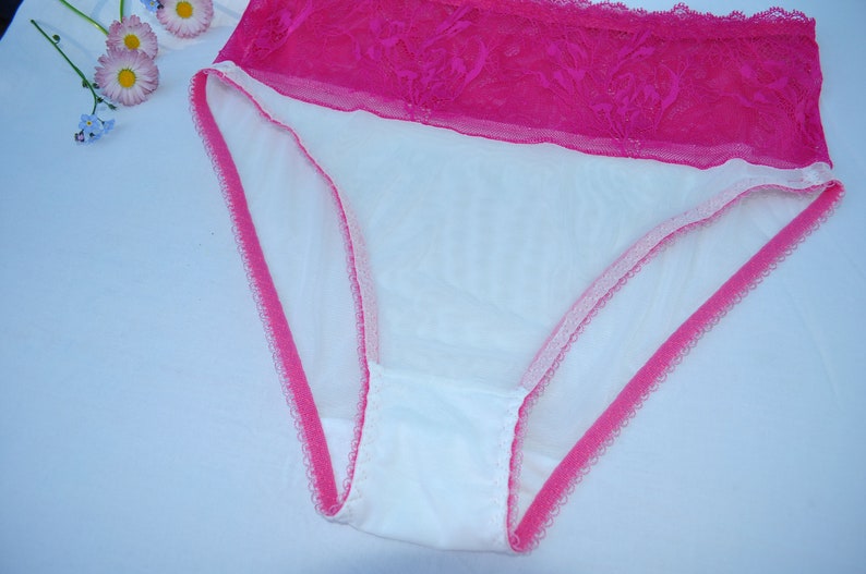 Ivoryfarbene Unterhose mit rosafarbener Spitze. Bild 8