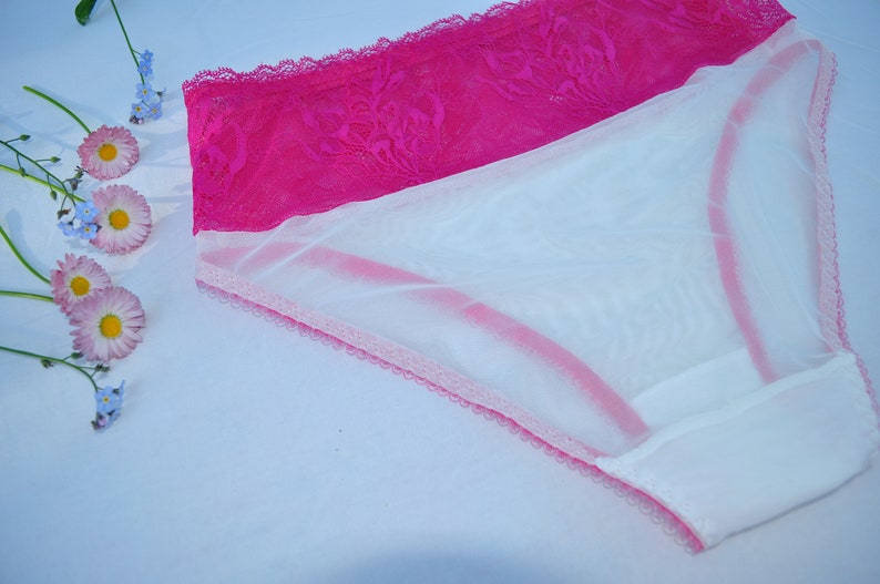 Ivoryfarbene Unterhose mit rosafarbener Spitze. Bild 5
