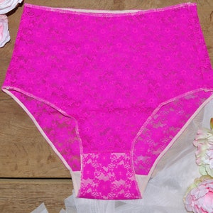 Culotte rose transparente en dentelle sur taille haute.
