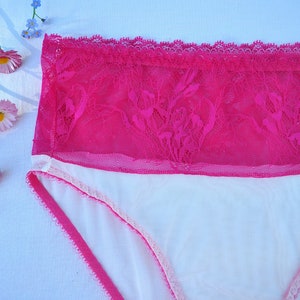 Ivoryfarbene Unterhose mit rosafarbener Spitze. Bild 3