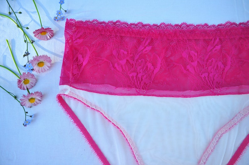 Ivoryfarbene Unterhose mit rosafarbener Spitze. Bild 3