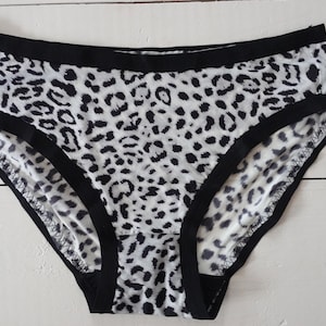 Höschen aus Baumwolle mit Leopardenmuster. Dünne und weiche Dessous.