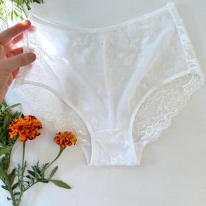 Schiere Höschen, Höschen aus weißer Spitze und Netzstoff für Frauen.