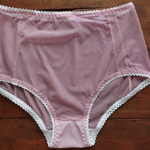 Transparente Panties mit Gummizug in weiß, verschiedene Farben.