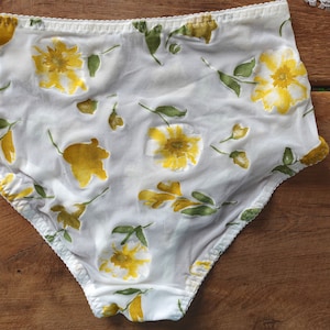 Sheer panty in yellow flowers on high waist.