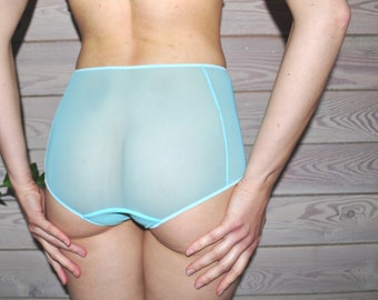Mintfarbene transparente Panty mit dünnem Gummiband.