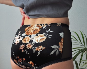 Lencería de terciopelo, bragas de terciopelo con flores y detalles de malla en los laterales.