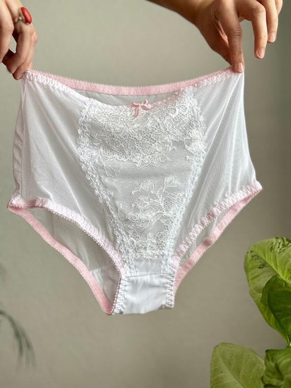 Culotte transparente blanche avec dentelle sur la taille haute. TP