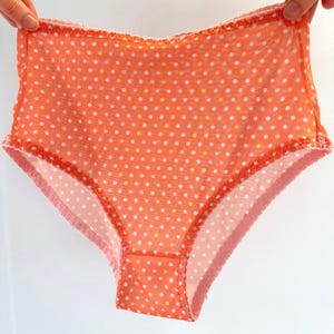 Culotte transparente à pois, taille haute, couleurs variées.