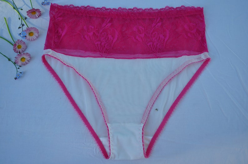 Ivoryfarbene Unterhose mit rosafarbener Spitze. Bild 10