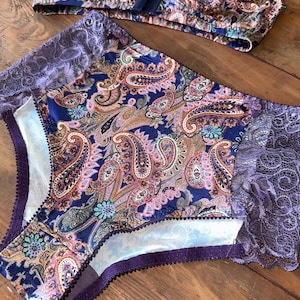 Printed soft panties with lace.