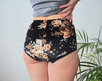 Velvet panties with floral print.