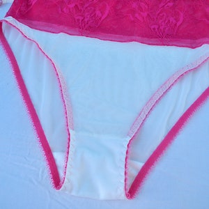 Ivoryfarbene Unterhose mit rosafarbener Spitze. Bild 1