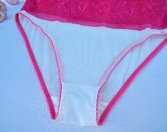 Culotte transparente ivoire avec dentelle rose.