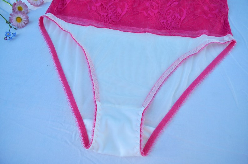 Ivoryfarbene Unterhose mit rosafarbener Spitze. Bild 1