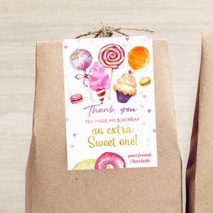 Op de afbeelding: Twee bruine papieren cadeauzakjes met labels met aquarel illustraties van snoep. De labels luiden "Bedankt, je hebt mijn verjaardag extra zoet gemaakt!" met een naam eronder. De illustraties bevatten lolly's, cupcakes en donuts.
