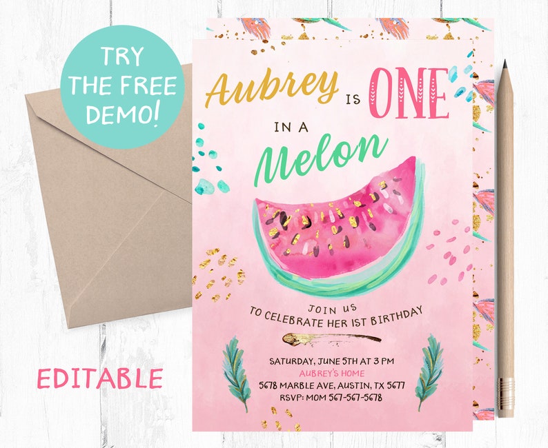 以下が含まれることがあります： 「Aubrey is ONE in a Melon」のテキストが入ったピンク色の誕生日招待状。スイカのスライスのイラストと金のアクセントが特徴です。「無料デモを試す！」と「編集可能」のテキストが含まれています。