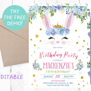 Pu&ograve; includere: Un invito per una festa di compleanno con un volto di coniglietto con una corona floreale e fiori blu. L'invito include il testo "Birthday Party" e i dettagli per il quinto compleanno di Mackenzie, tra cui data, ora e luogo. Sono visibili anche una matita e una busta.