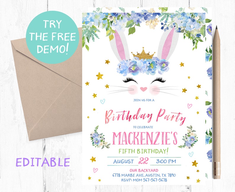 Pu&ograve; includere: Un invito per una festa di compleanno con un volto di coniglietto con una corona floreale e fiori blu. L'invito include il testo "Birthday Party" e i dettagli per il quinto compleanno di Mackenzie, tra cui data, ora e luogo. Sono visibili anche una matita e una busta.