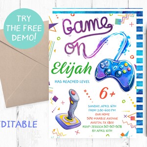 Pode incluir: Um convite em estilo aquarela com as palavras "Game On" em roxo e azul. O convite inclui um gr&aacute;fico de controle de jogo azul, um joystick e o nome "Elijah". O texto tamb&eacute;m inclui detalhes do evento e as palavras "Try the Free Demo!" e "Editable".