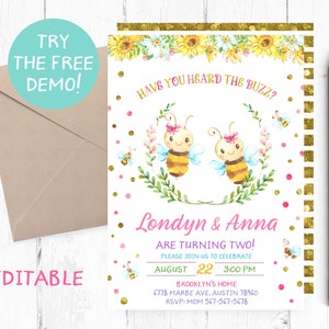 Può includere: Un invito bianco con un bordo dorato scintillante e pois rosa e dorati. L'invito presenta un'illustrazione ad acquerello di due api con fiocchi rosa e il testo "Hai sentito il ronzio?"  "Londyn & Anna compiono due anni!"  "Agosto 22, 15:00"  "Casa di Brooklyn"  "6778 Marbe Ave, Austin 78960"  "RSVP: Mamma 567-567-5678"