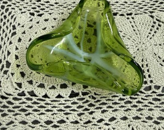 Cinzeiro vintage de vidro verde com espirais brancas, estilo retrô de meados do século XX.