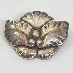 Vintage Georg Jensen Wendel A / S Sterling Silber 925 Kleine Traubenbeere Bunch w / Blätter Brosche Pin 107 Glatte Gehämmerte Blumen Dänemark