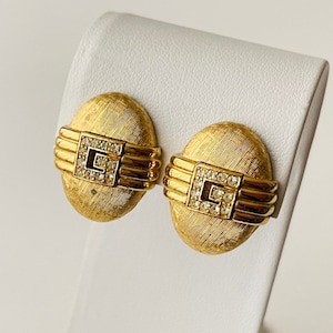 Pendientes de clip vintage con el logotipo de la letra G de Givenchy, gemas de cristal en tono dorado cepillado, hebilla, pequeños, gruesos, ovalados, a rayas, círculos, piedras blancas transparentes.
