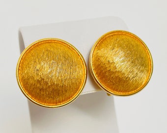 Vintage Gold Tone Brushed Gold Button Clip On Earrings Border Medium Chunky Circle Round Heavy Sturdy Glossy Smooth Simple