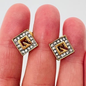 Pendientes de clip con hebilla en tono dorado con logotipo de la letra G de Givenchy vintage: gemas puntiagudas angulares con borde de cristal grueso y cuadrados pequeños y piedras blancas transparentes