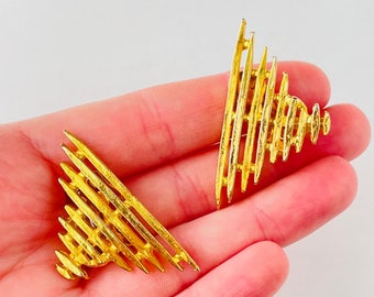 Vintage KJL Kenneth Jay Lane Triangular Gold tone Stripes Clip On Earrings Brushed Matte Shiny Abstract Geometric Modern 1960s Angular Chic