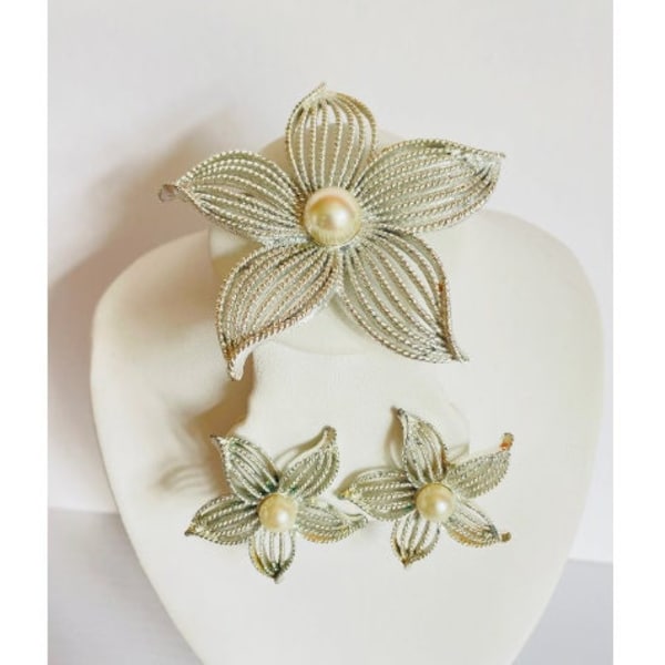 Vintage Sarah Coventry Silber Ton mit Faux Pearl Center Flower Clip On Ohrringe & Brosche Pin Set - Große filigrane glänzende Seile Linien