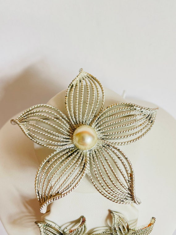 Vintage Sarah Coventry Silver Tone w/ Faux Pearl … - image 4