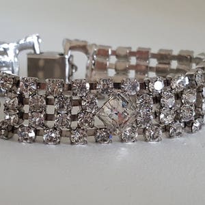 Peut inclure: Un bracelet argent&eacute; avec une rang&eacute;e de strass transparents. Le bracelet a une fermeture &agrave; fermoir.