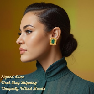 Pendientes de clip vintage con diamantes de imitación y esmeralda, firmados por Diva. Grandes, rectangulares y dorados con piedra verde. Moda de los años 80. Diseño de estilo.