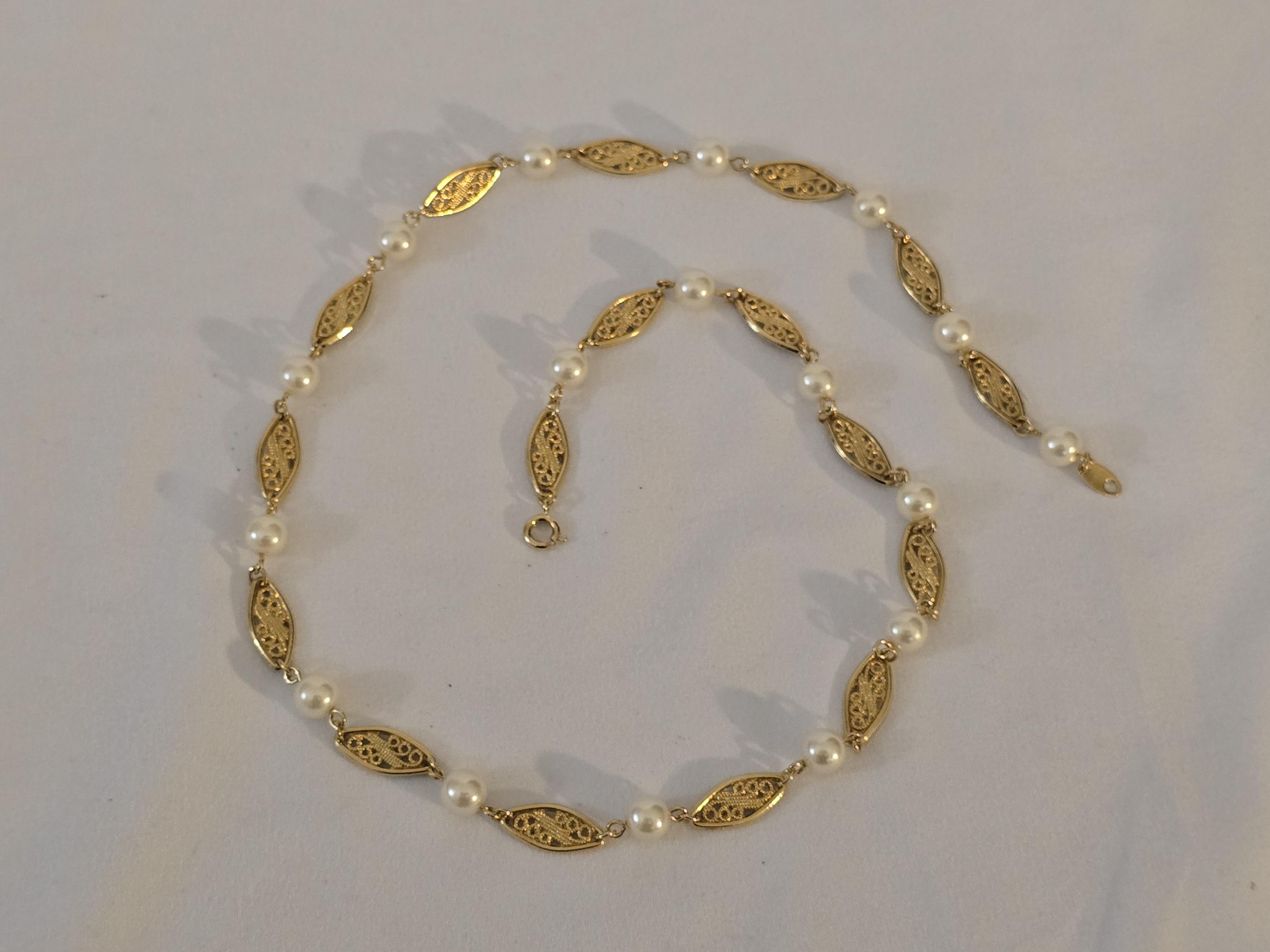 Collar vintage del Día de la Madre de 1992, firmado por Avon. Joya floral con perlas de imitación. Cadena de eslabones de filigrana dorada de 61 cm de largo. Reliquia victoriana.