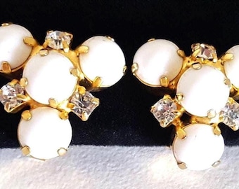 Boucles d'oreilles clip blanches vintage des années 1970, verre de lait, strass transparents, mariage, mariée, future mariée, bijoux fantaisie, mode